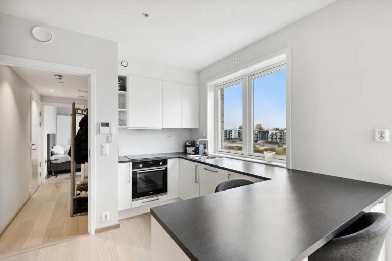 Kjøkken og gang - mye lys. 